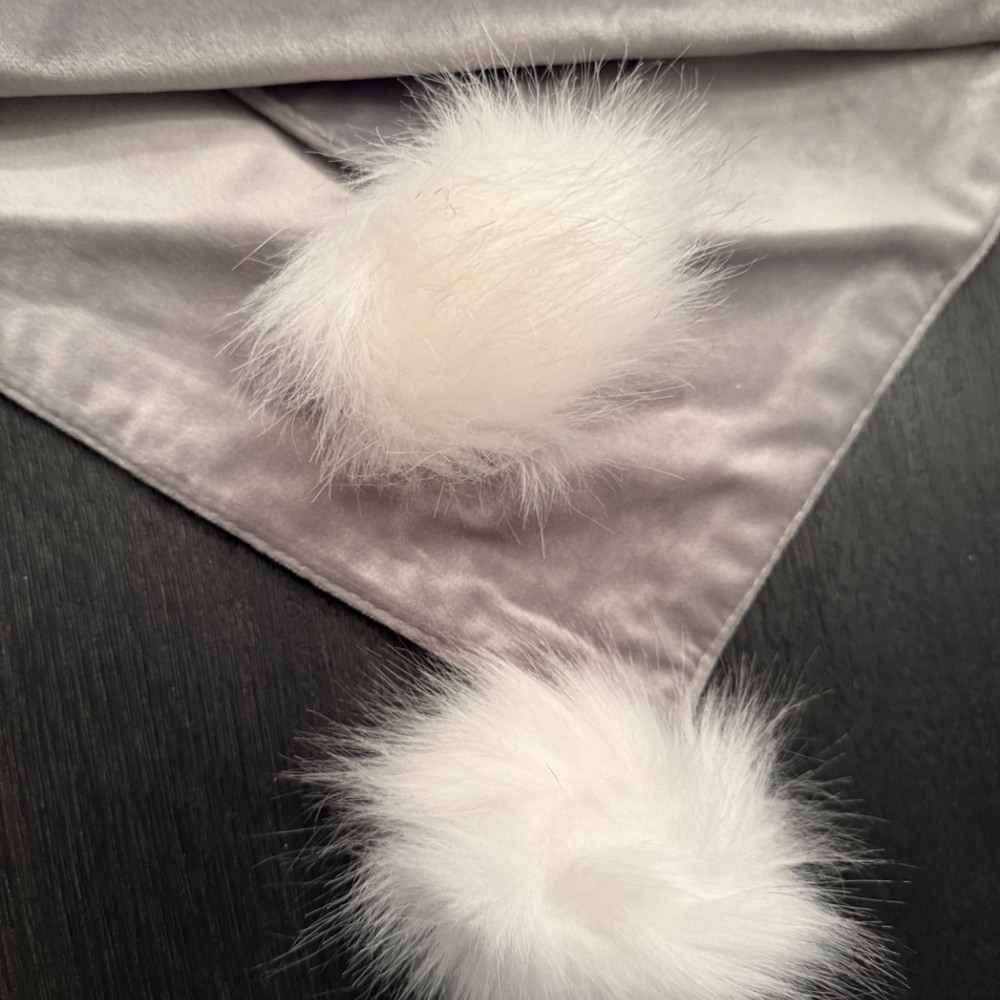 NWOT Tahari Gray velvet Runner with White Faux Fur accents